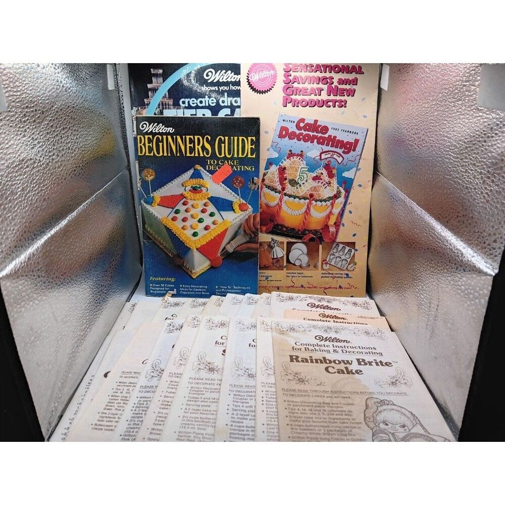 Lot of 22 Wilton Baking & Decorating Instruction Booklets 70s 80s Halloween MORE